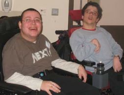 Due giovani con disabilità