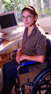 Donna con disabilità al computer