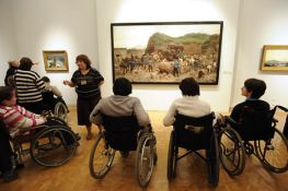 Giovani con disabilità in un museo