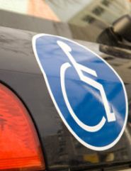 Logo della disabilità attaccato sul retro di un autoveicolo