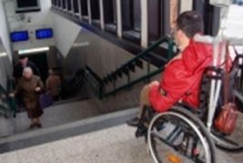 Persona con disabilità davanti alle scale di una metropolitana