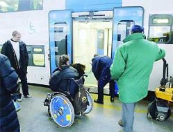 Donna con disabilità in una stazione ferroviaria