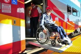 Una persona con disabilità sale su un treno in Francia: spesso però la realtà è ben diversa...