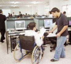 Persona con disabilità al lavoro in un ufficio