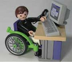 Pupazzetto raffigurante persona in carrozzina al lavoro al computer