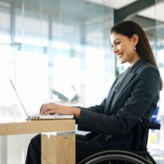 Giovane con disabilità lavora al computer