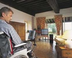 Uomo con disabilità in casa domotica