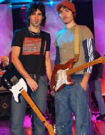 Cesare (a sinistra) e Drigo, chitarristi del gruppo musicale «Negrita», affiancheranno Gian Luca e gli altri artisti sul palco