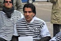 Claudio Ferrante e le altre «Carrozzine Determinate» protestano a Pescara, con le ormai tradizionali magliette da detenuti
