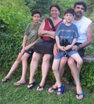 Manuel - qui con la sua famiglia - vive in Argentina e a quattro anni gli è stata diagnosticata la fibrodisplasia ossificante progressiva