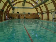 La piscina di Villa Ammaturo a Giugliano (Napoli), dove si terrà il laboratorio-progetto di nuoto