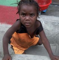 Una bambina haitiana nel campo di Waaf Jeremie, dopo il terremoto del 12 gennaio scorso (foto di Terre des Hommes Italia)