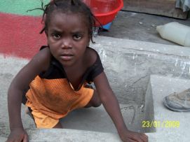 Una bambina haitiana nel campo di Waaf Jeremie (foto di Terre des Hommes)