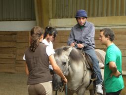 Hippoevento di Villar Dora: un'immagine del pomeriggio dedicato all'avvicinamento ai cavalli da parte dei giovani con disabilità