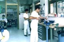 Operatori al lavoro nella Filiale di Roma del Centro Protesi INAIL