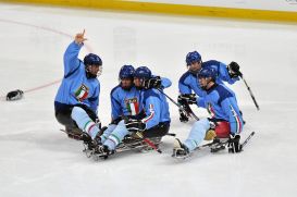 La Nazionale italiana durante la partita di ice sledge hockey contro la Svezia, alle Paralimpiadi Invernali Vancouver, in Canada, nel febbraio di quest'anno