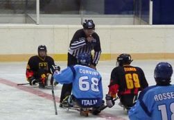 Immagine di repertorio di una partita di ice sledge hockey tra Italia e Germania