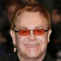 La rockstar Elton John: secondo monsignor Giacomo Babini, vescovo emerito di Grosseto, una sua esibizione canora davanti a una chiesa sarebbe «offensiva»