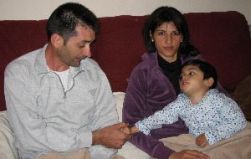 Alejandro - qui con i genitori Pedro e Dolores - è un bimbo spagnolo affetto da leucodistrofia metacromatica