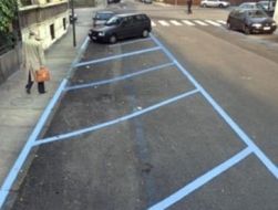 Parcheggi con le linee blu