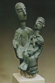 Statuetta di madre con figlio