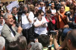 19 maggio 2011: il presidente della Regione Lombardia Roberto Formigoni parla con i manifestanti convenuti a Milano
