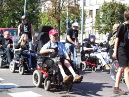 Varie persone con disabilità in strada