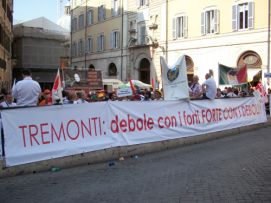 Uno dei tanti striscioni della manifestazione del 7 luglio a Roma