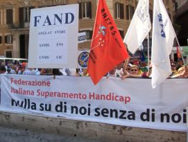 Lo striscione di FISH e FAND, le Federazioni delle associazioni di persone con disabilità, durante la manifestazione nazionale del 7 luglio a Roma