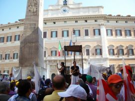 Un'immagine della manifestazione di Roma del 7 luglio 2010, per i diritti delle persone con disabilità e delle loro famiglie
