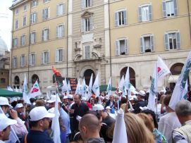21 giugno 2010: la manifestazione di Piazza Montecitorio a Roma (foto di G. Giovinazzo)