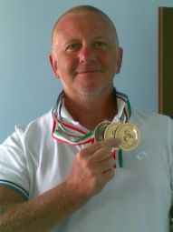 Riccardo Marchesini, con alcune delle medaglie vinte in questi anni