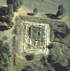 Una fotografia aerea del Tempio della Mater Matuta, nell'area archeologica di Satricum, presso Latina