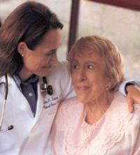 Dottoressa con anziana paziente