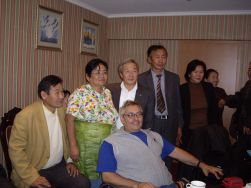 Giampiero Griffo di DPI (Disabled Peoples' International), insieme ai rappresentanti delle associazioni di persone con disabilità della Mongolia, dove cioè è nato il manuale che servirà da base agli incontri di Milano