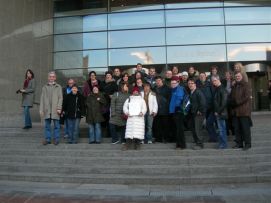 Un gruppo di persone appartenenti al Progetto «My Opinion My Vote», qui fotografate davanti alla sede di Bruxelles del Parlamento Europeo