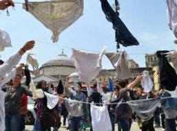 «Ci avete ridotto in mutande!»: un'immagine della manifestazione del 27 aprile in Piazza del Plebiscito a Napoli