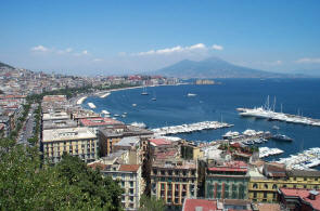 Un'immagine di Napoli. Sullo sfondo, il Vesuvio