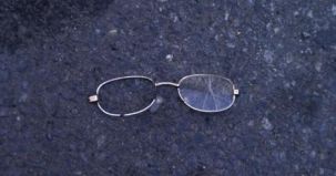 Un paio di occhiali rotti sembra essere oggi il miglior simbolo per la situazione dei servizi sociali in Italia