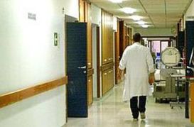 Corridoio di ospedale con medico fotografato di spalle
