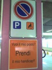 Uno dei cartelli affissi recentemente a Roma, sotto a un segnale indicante il parcheggio per persone con disabilità