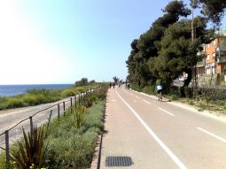 Una tratto della pista ciclabile «Parco Costiero del Ponente Ligure»