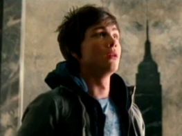 Il giovane Logan Lerman impersona sullo schermo il personaggio di Percy Jackson