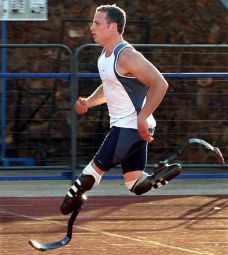 Oscar Pistorius con le sue protesi di carbonio