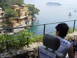 Persona con disabilità guarda Portofino dall'alto
