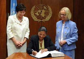 Susan Rice, rappresentante permanente degli Stati Uniti all'ONU, firma la Convenzione ONU sui Diritti delle Persone con Disabilità
