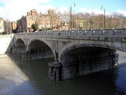 Ponte Regina Margherita a Roma, nei cui pressi verrà inaugurato il 23 giugno l'accessibile Approdo Paulus Ara Pacis