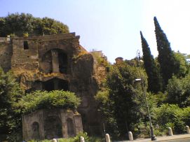 Dalla Rupe Tarpea - parete rocciosa posta sul lato meridionale del Campidoglio - nell'antica Roma venivano gettati i traditori condannati a morte