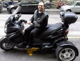 Pietro Rosenwirth sul suo scooter-trike a tre ruote, egolarmente omologato