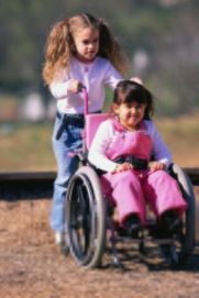 Bimba in carrozzina insieme ad amichetta non disabile